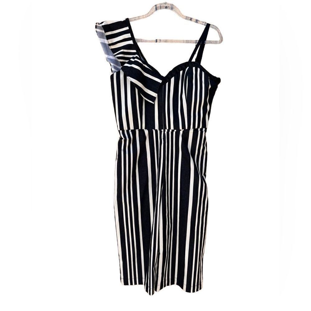 Alice + Olivia Black & White One Shoulder Capri Romper Ruffle detail Size 4